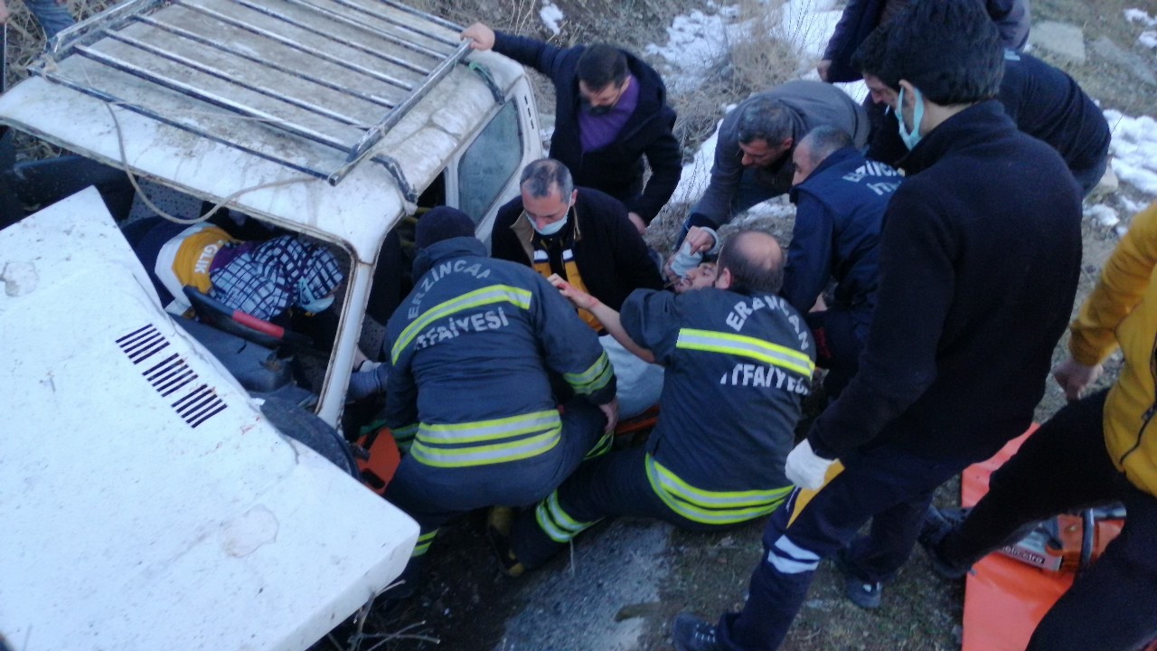 Araçta sıkışan sürücü itfaiye ekiplerince kurtarıldı #erzincan