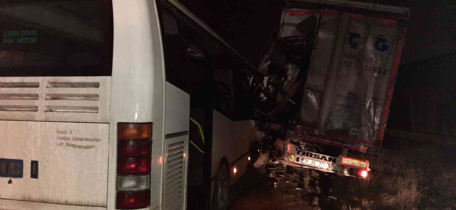 Servis minibüsü tıra çarptı: 1 yaralı #corum