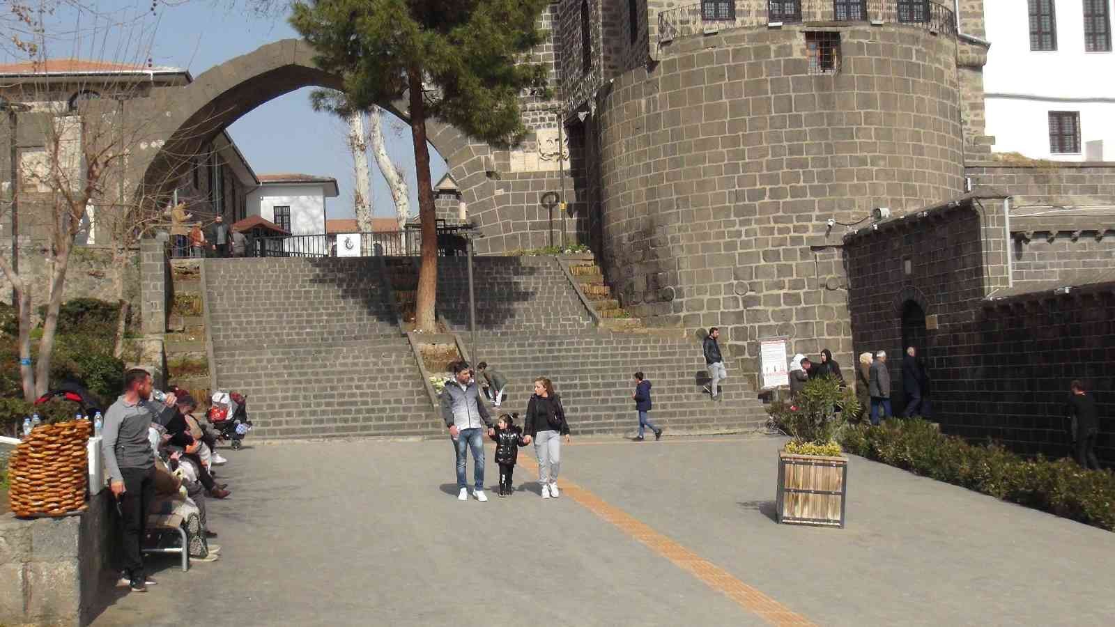 Diyarbakır’da güneşli havayı fırsat bilen vatandaşlar tarihi yerlere akın etti #diyarbakir