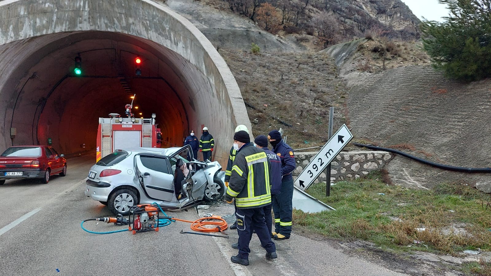 Amasya’da otomobil tünel girişine çarptı: Anne ve oğlu can verdi #amasya