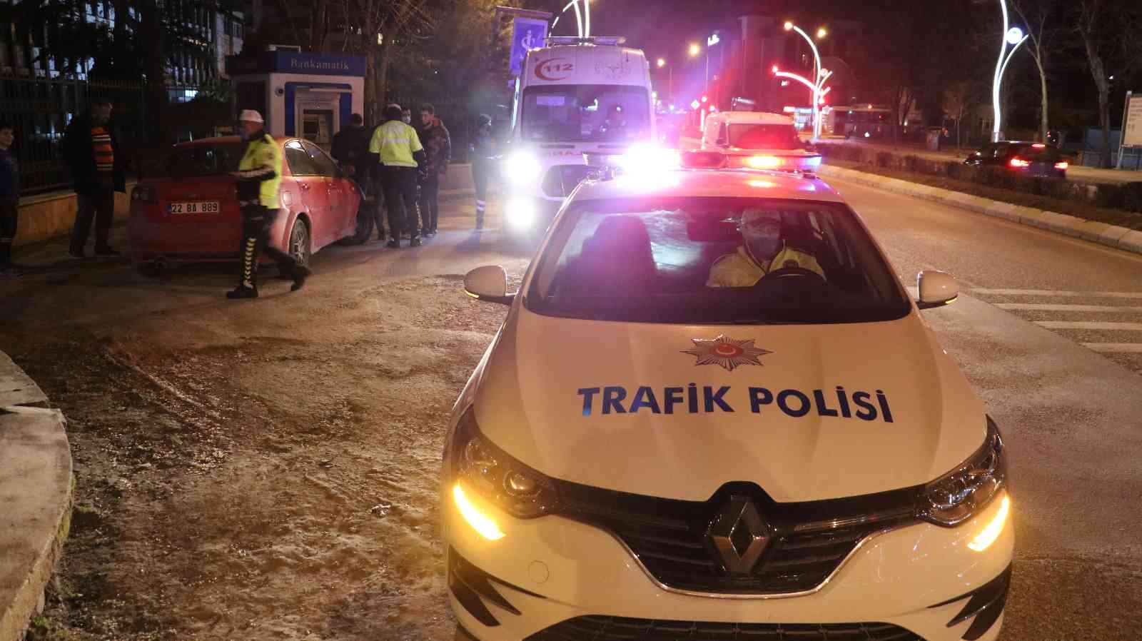 Edirne’de alkolü sürücü karşı şeride geçip kaza yaptı #edirne