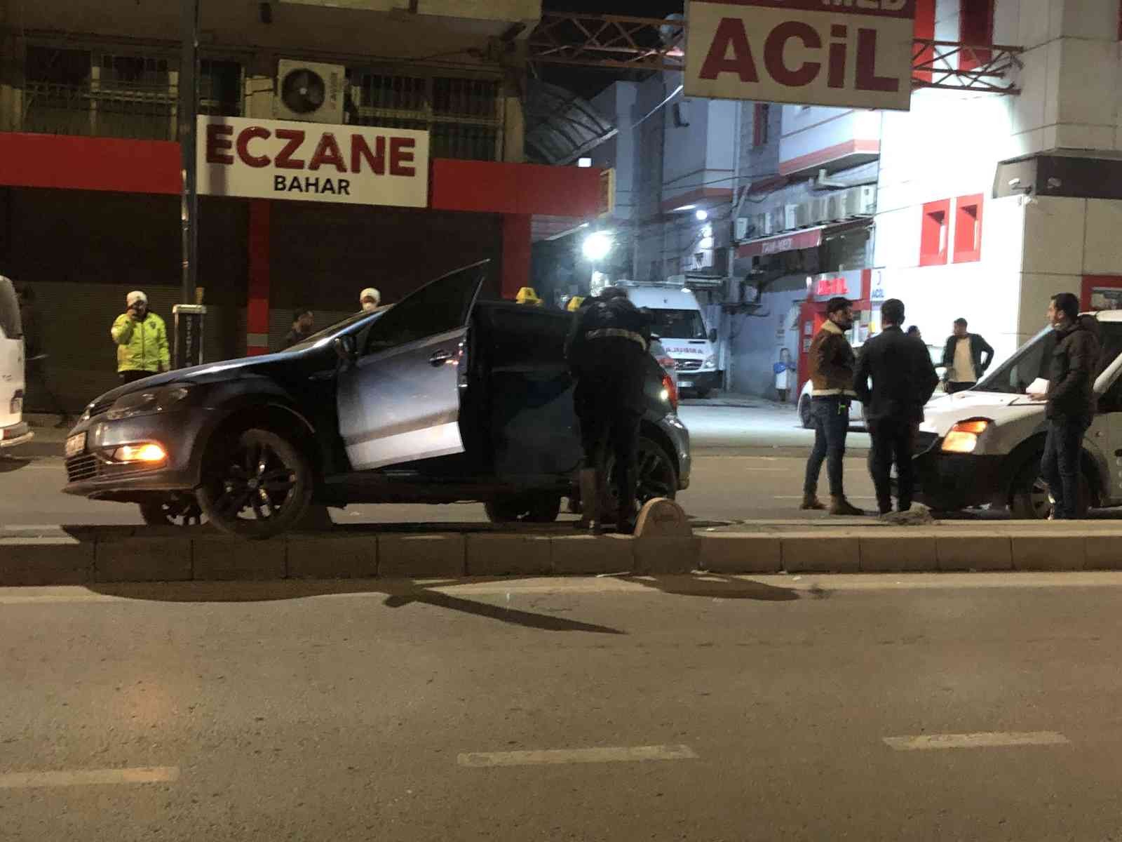 ’Dur’ ihtarına uymayan sürücü kaza yapıp refüje çıktı #gaziantep
