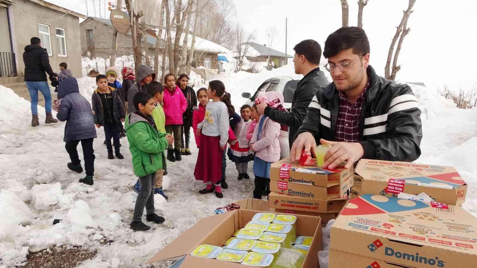 Muş’ta hayırsever gençler köy çocuklarını ilk kez pizzayla tanıştırdı #mus