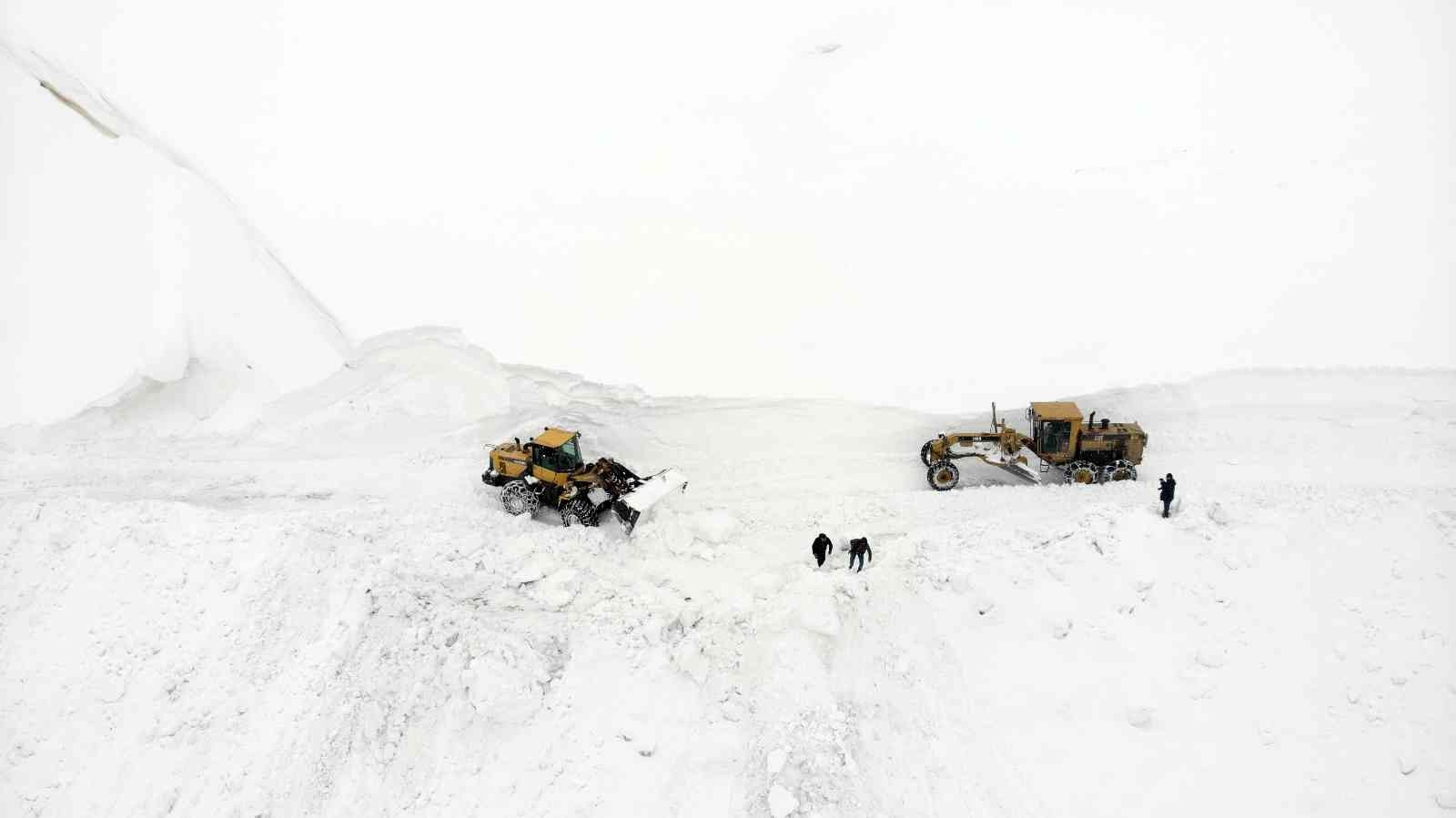 Muş’ta kar kalınlığının 3 metreyi geçtiği bölgede genişletme çalışması başlatıldı #mus
