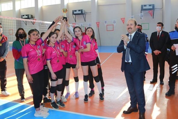 Vali Pehlivan Cizre’de voleybol turnuvasının final müsabakasını izledi