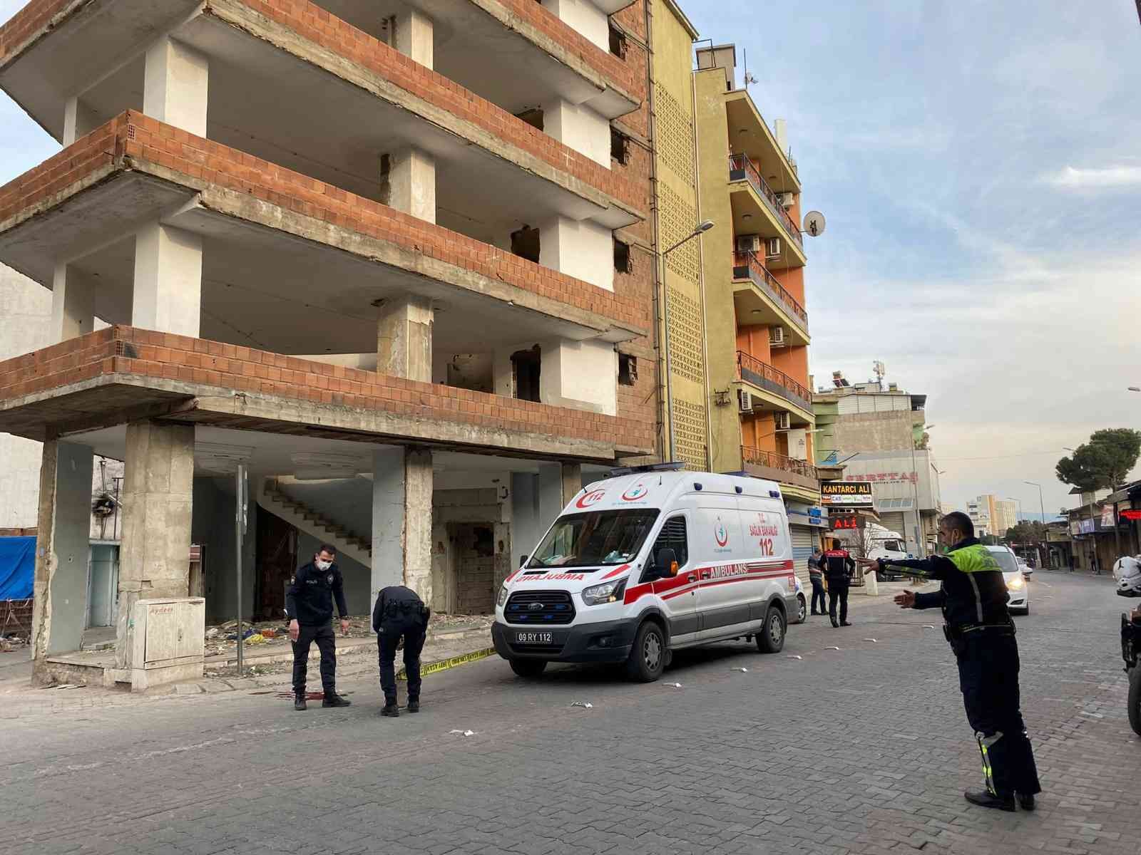 Aydın’da inşaat halindeki binadan yola düşen bir kişi ağır yaralandı #aydin