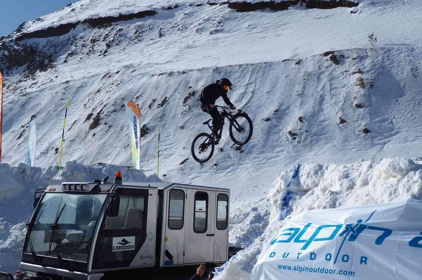 Bisiklet ve kayak tutkunları Palandöken’de buluştu