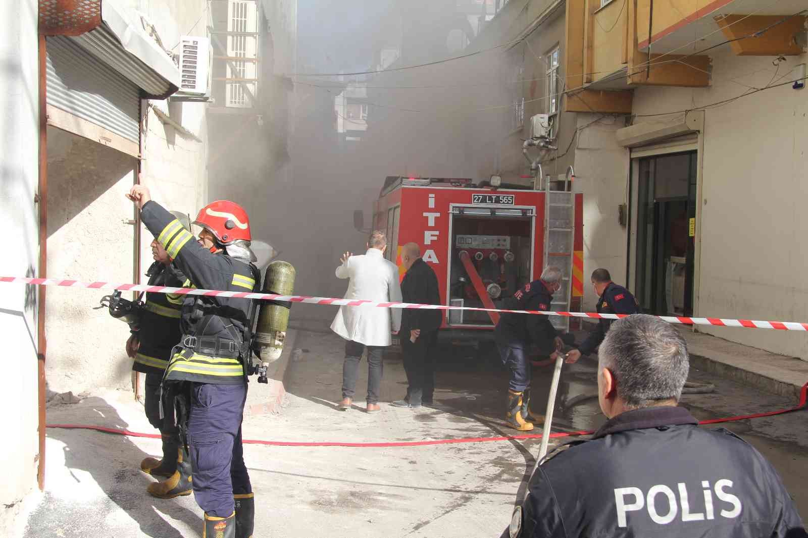 Çeyiz mağazasında yangın: 8 çalışan dumandan etkilendi #gaziantep