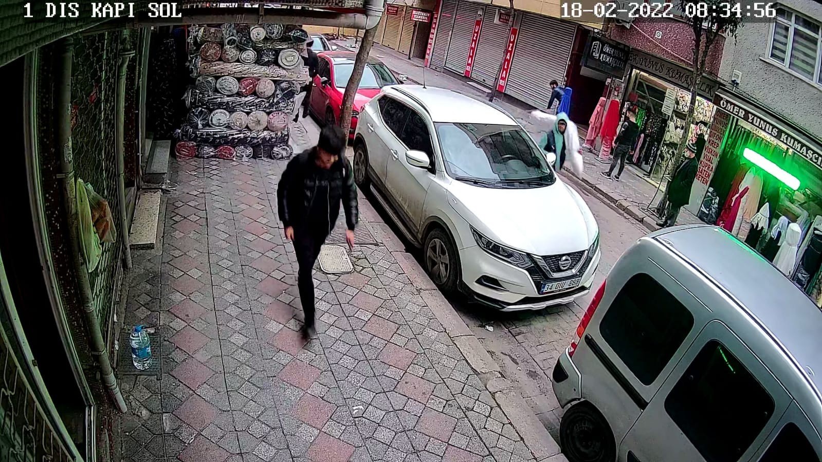 Zeytinburnu’nda hırsızlar tekstil mağazalarına dadandı
