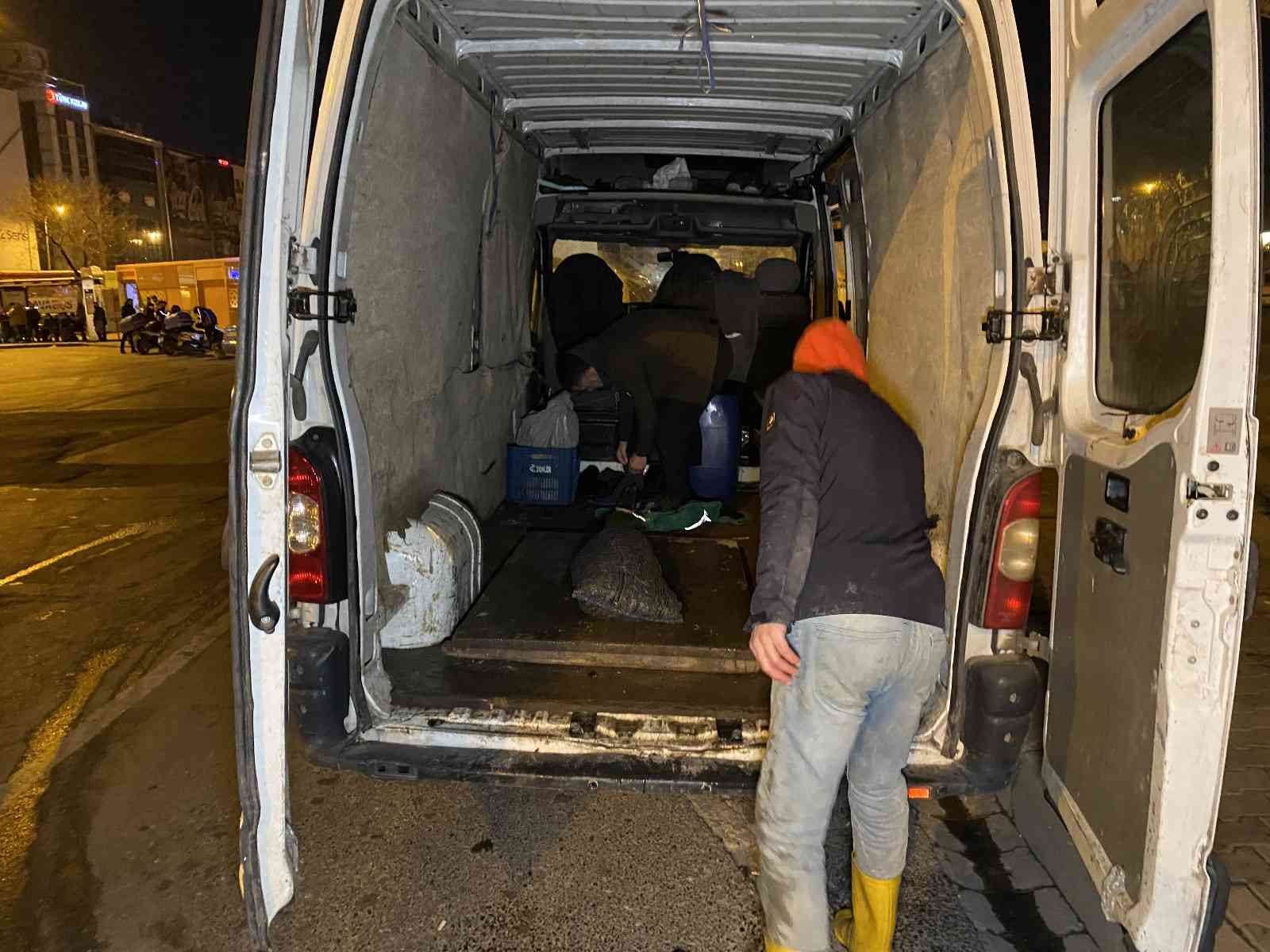 Kadıköy’de Sahil Güvenlik’ten kaçak midye avcılarına operasyon