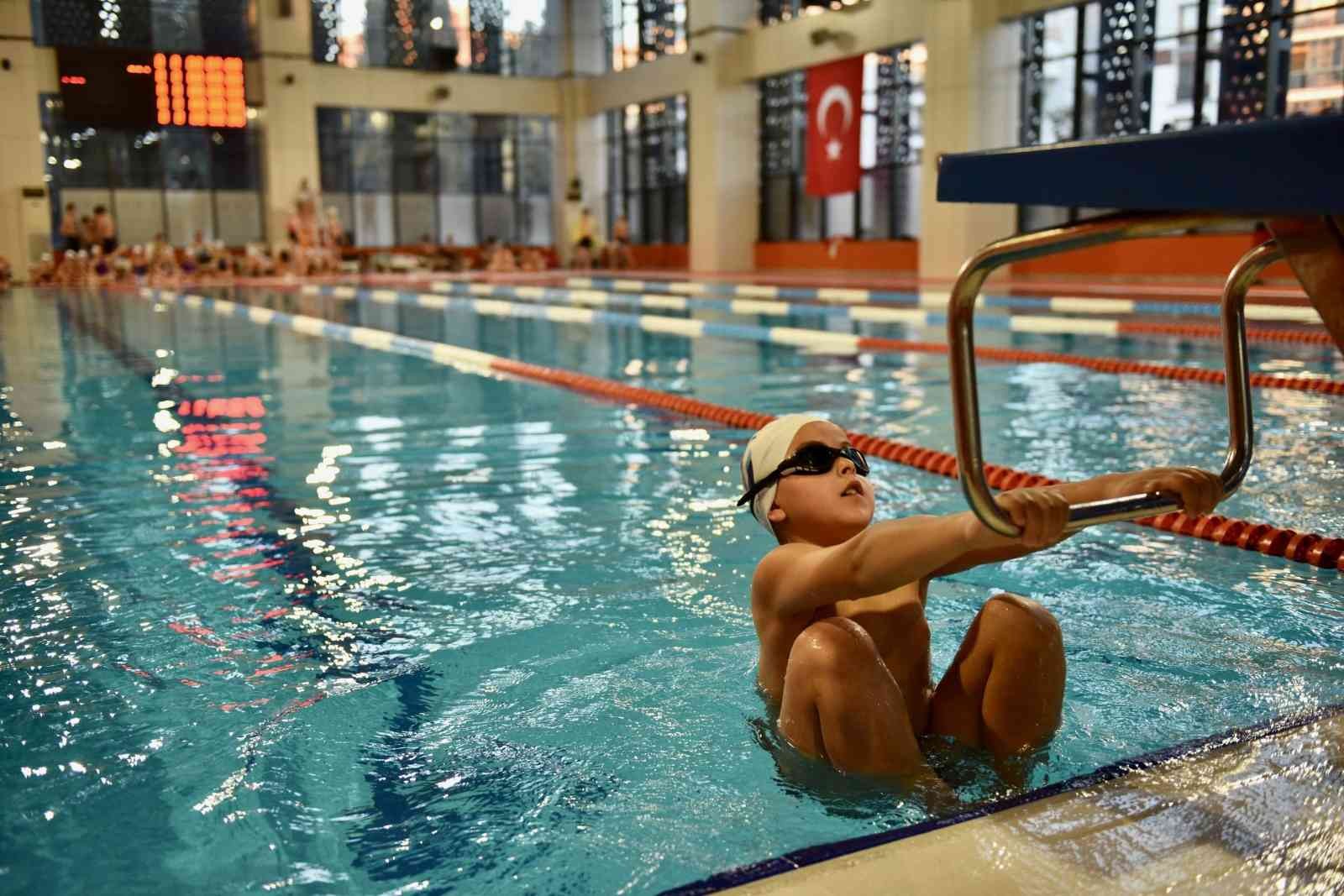 Geleceğin şampiyon yüzücüleri Aliağa’da yarıştı #izmir