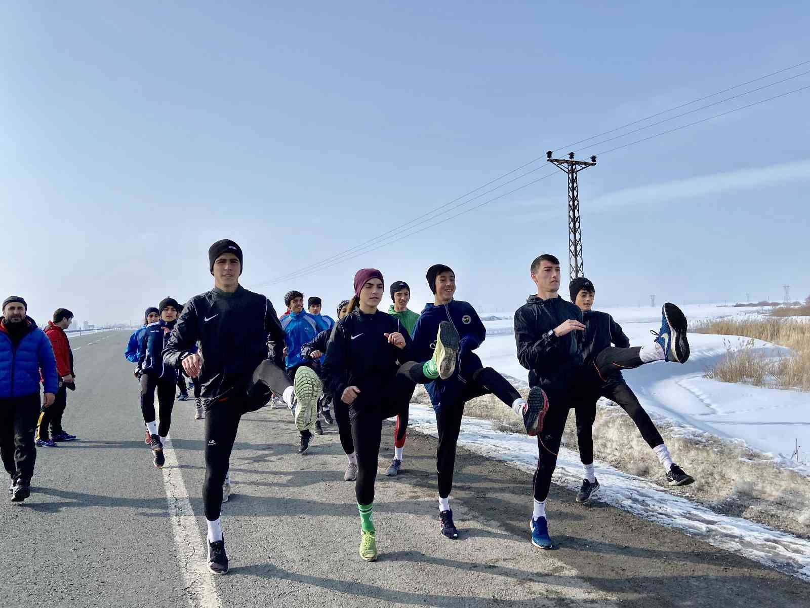 Ağrılı atletler asfaltta ter dökerek hedeflerine koşuyor #agri