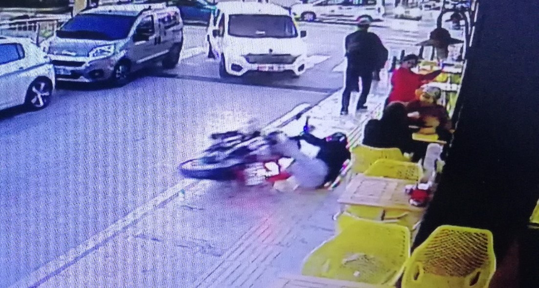 Kaldırımda sürüklenen motosiklet faciaya neden oluyordu #antalya