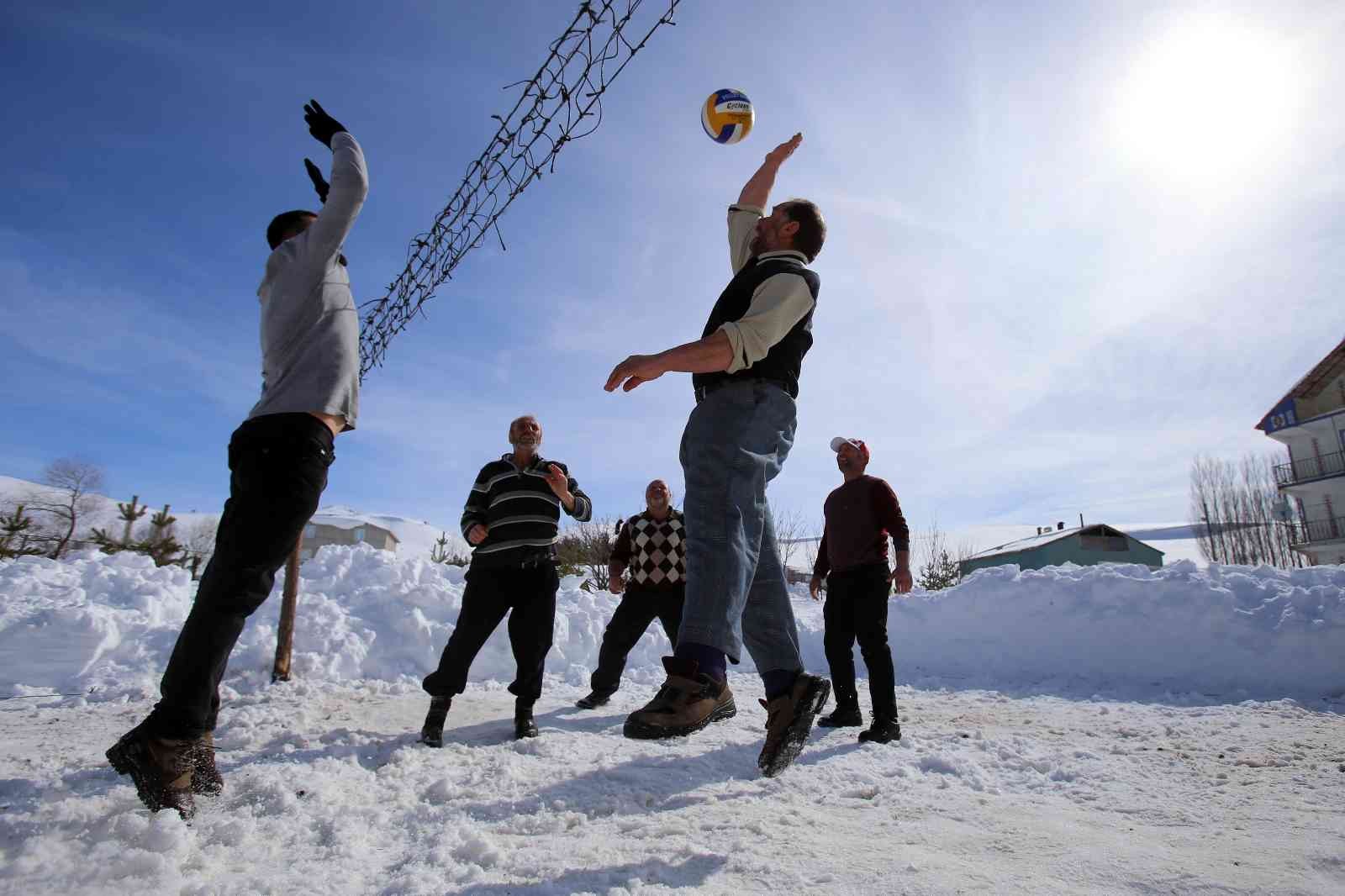 Kar üstünde 30 yıllık gelenek: Kar voleybolu #gumushane