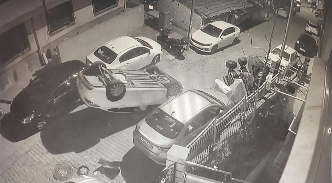 İstanbul’da akılalmaz olay kamerada: Araca çarpıp kadınlardan kaçarken takla attı