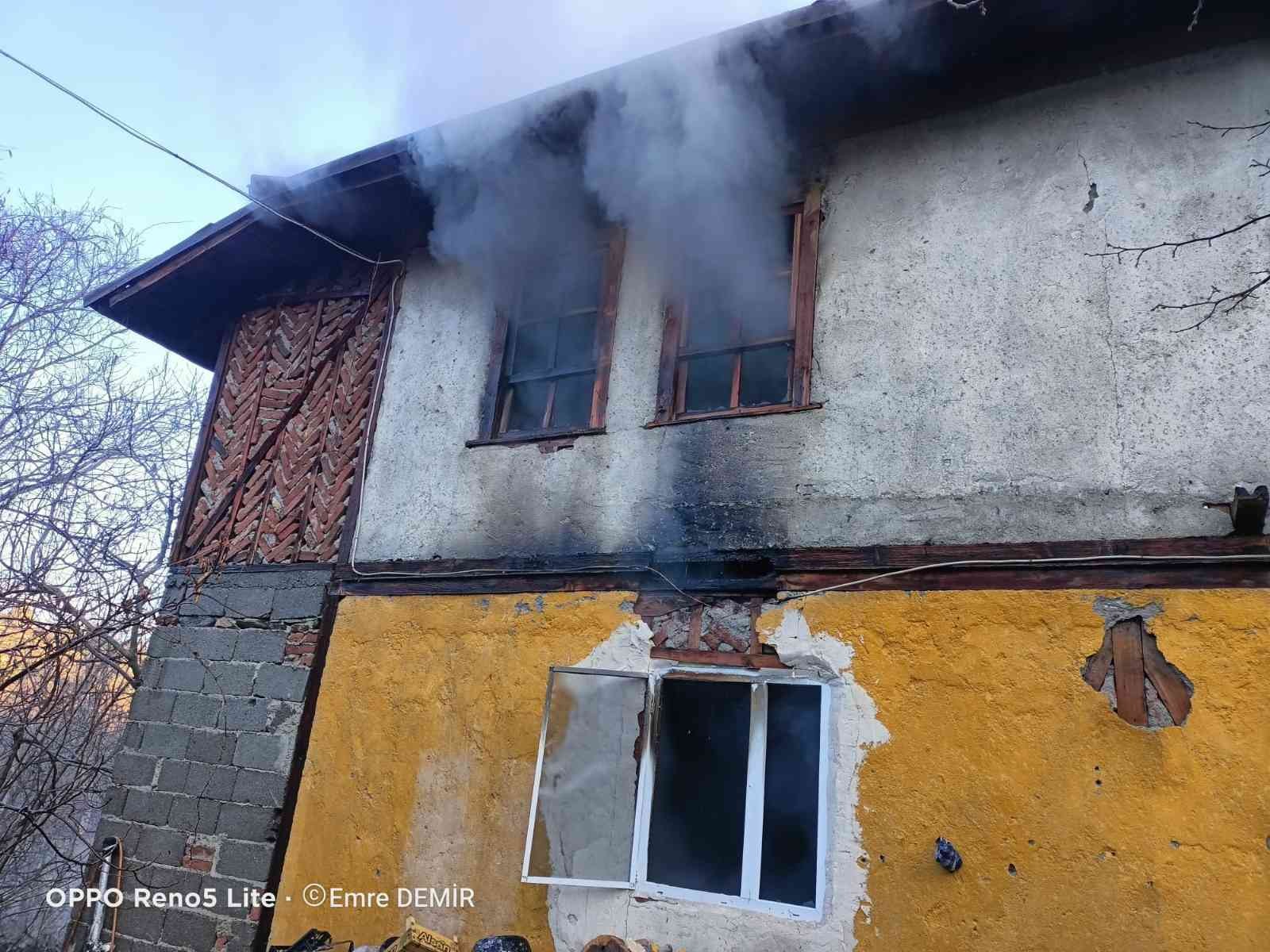 Sobadan çıkan yangın 2 katlı evi yaktı #kastamonu