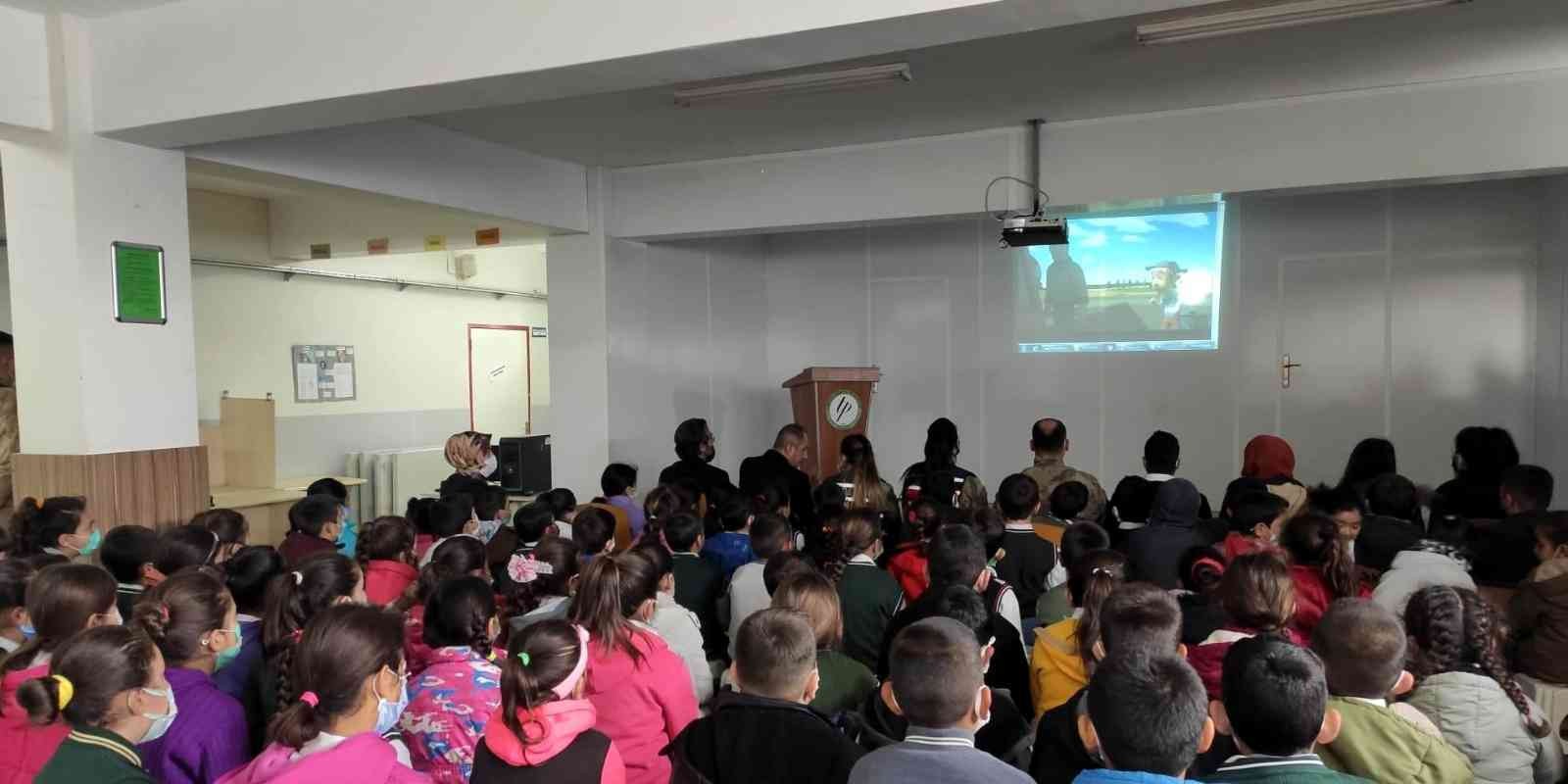 Çocuklar jandarmayla birlikte çizgi film izledi