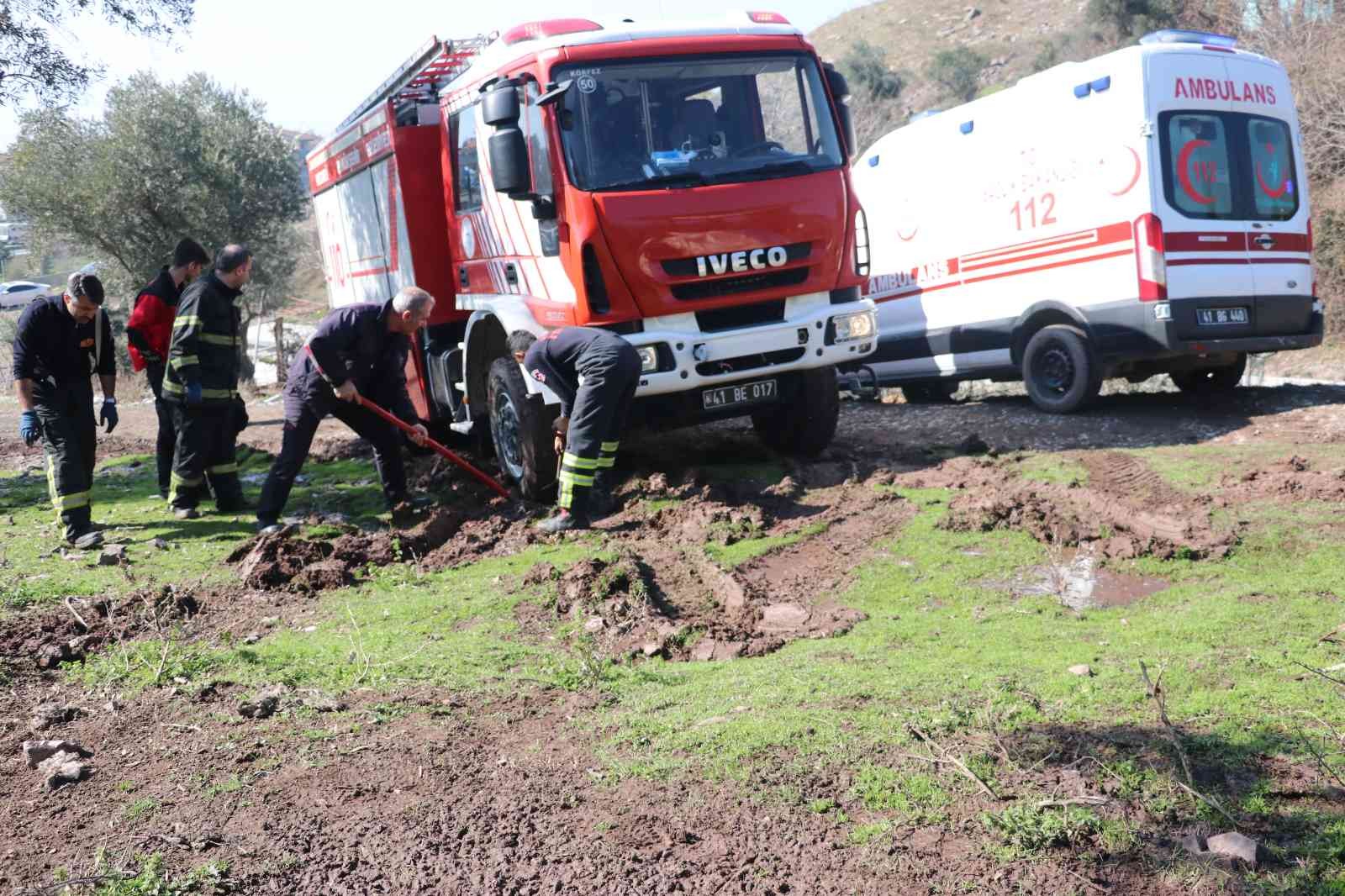 Hem ambulans hem de kurtarmak için gelen itfaiye aracı çamura saplandı #kocaeli