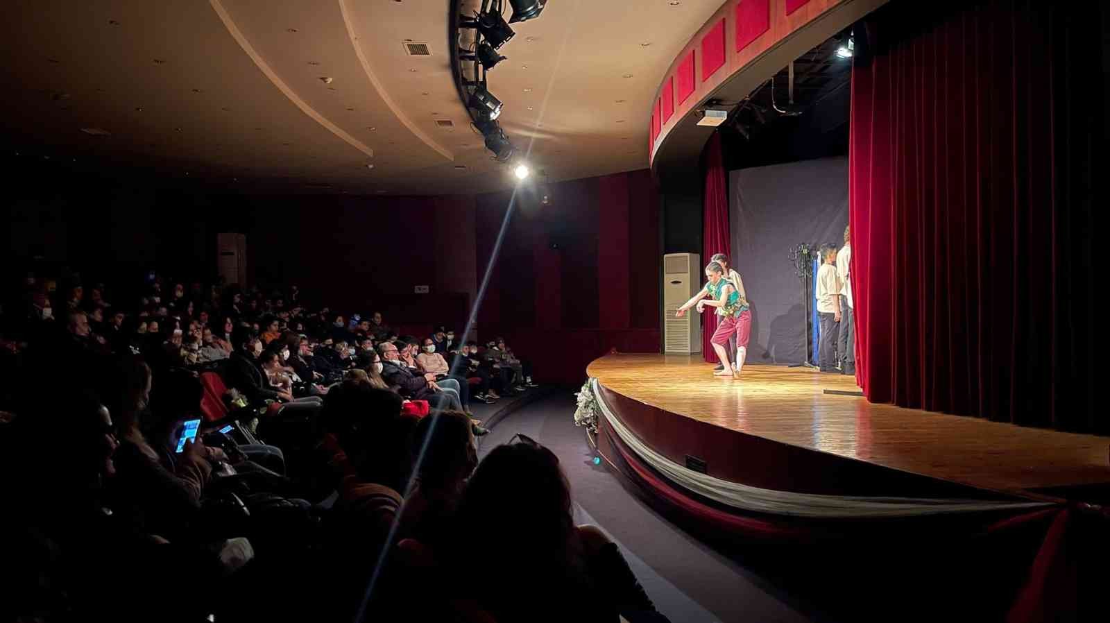 Nazilli’de 500 öğrenci ilk kez tiyatro izledi #aydin