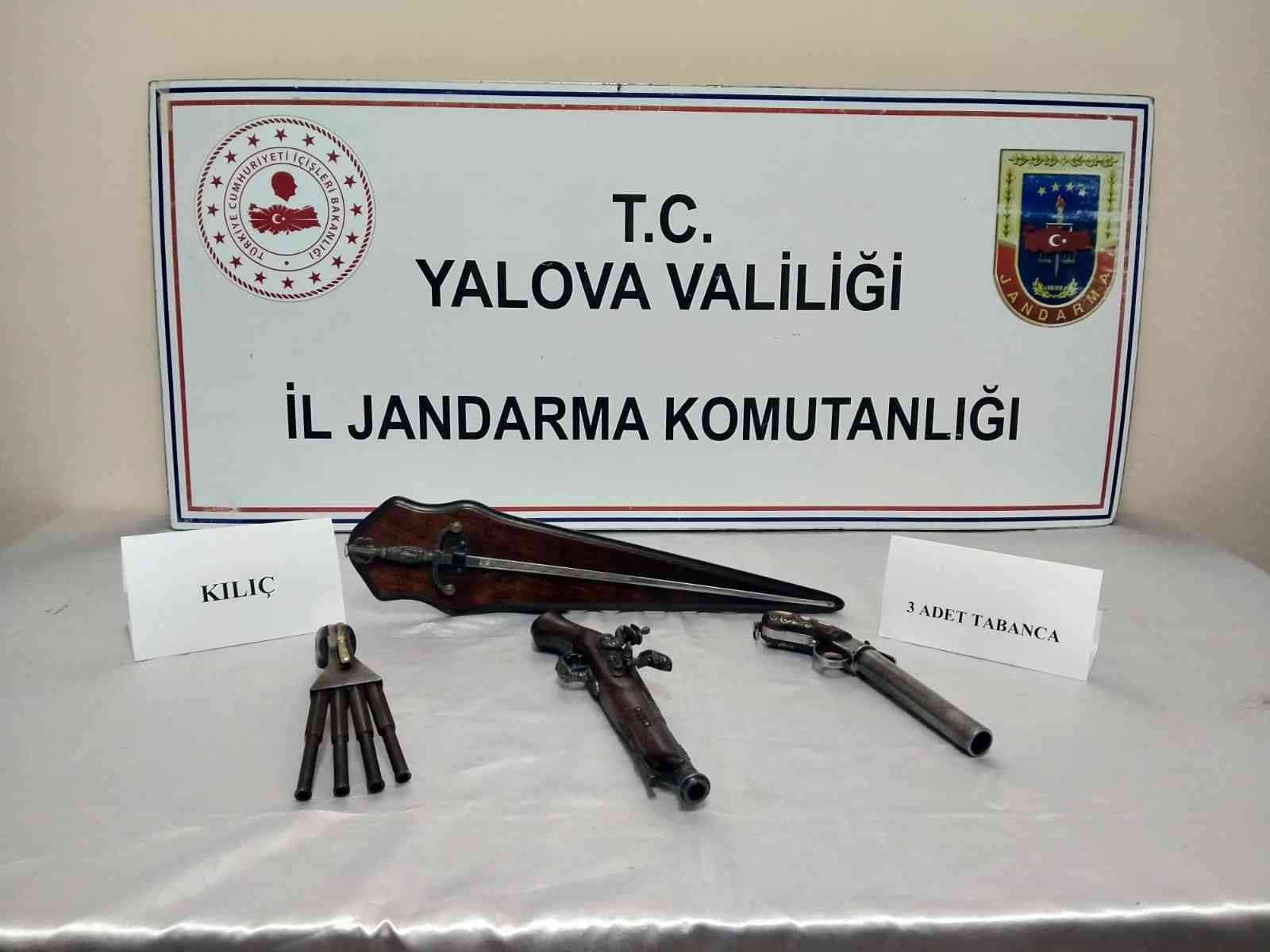 Yalova’da tarihi tabanca ve kılıç ele geçirildi