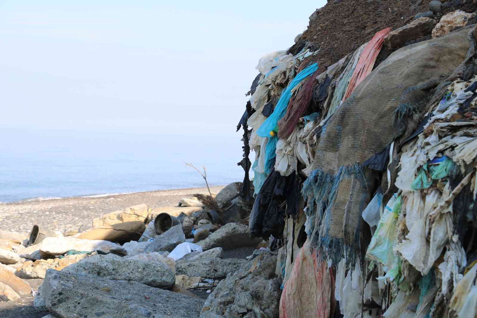 Kozlu sahilindeki çöp yığınları havadan görüntülendi