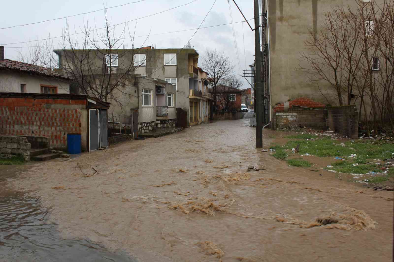 Havsa’da yoğun sağanak sonrası cadde ve sokaklar göle döndü