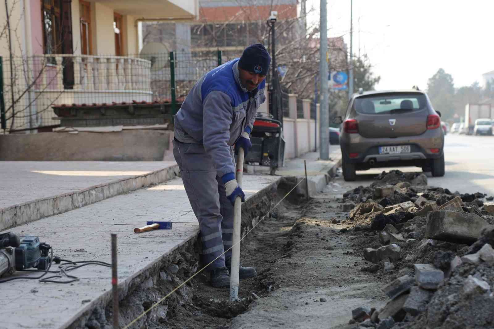 Kış sezonunda tahrip olan kaldırım ve yollarda tadilat çalışmalarını başladı #erzincan
