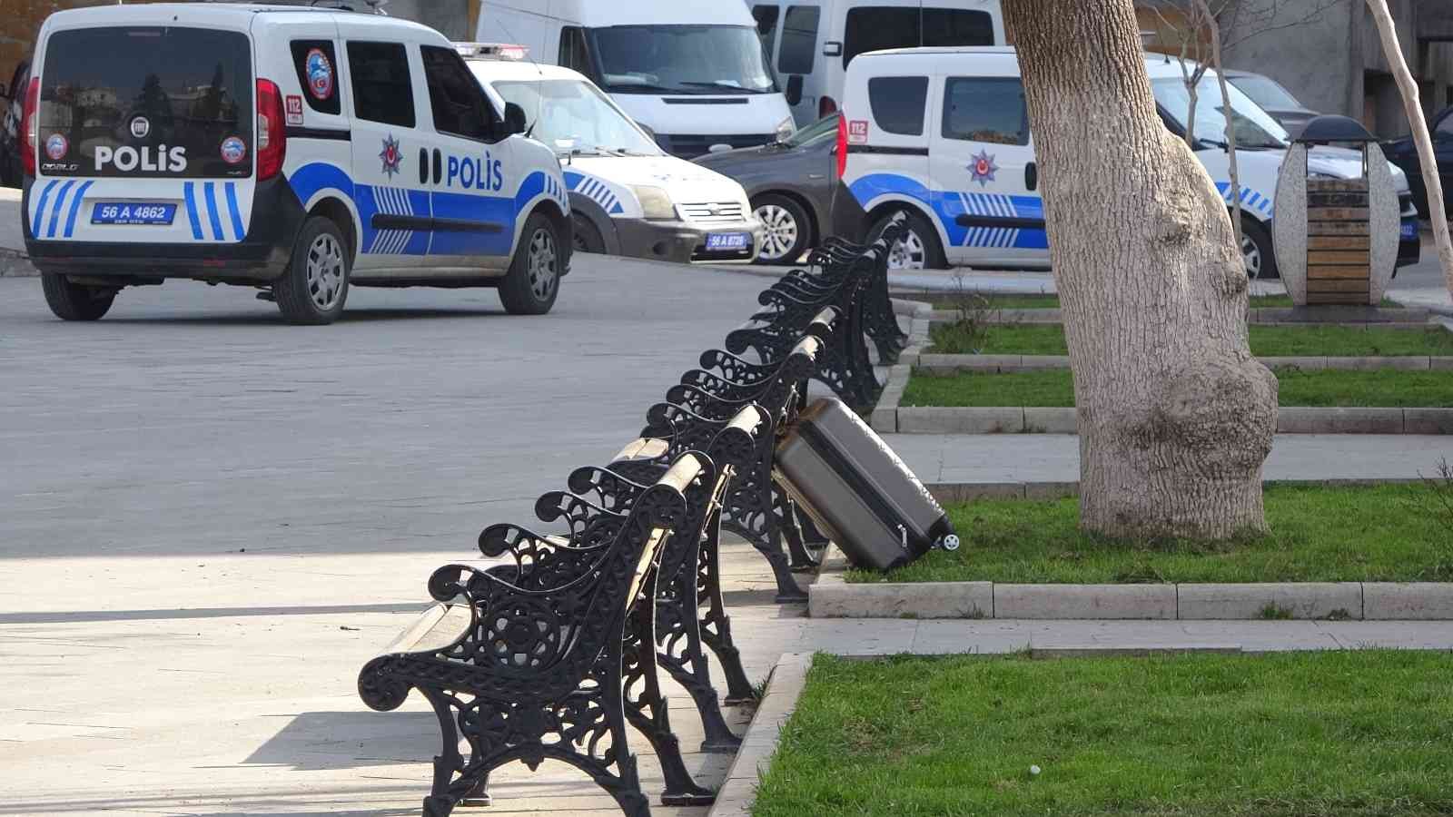 Siirt’te şüpheli bavul fünyeyle patlatıldı #siirt