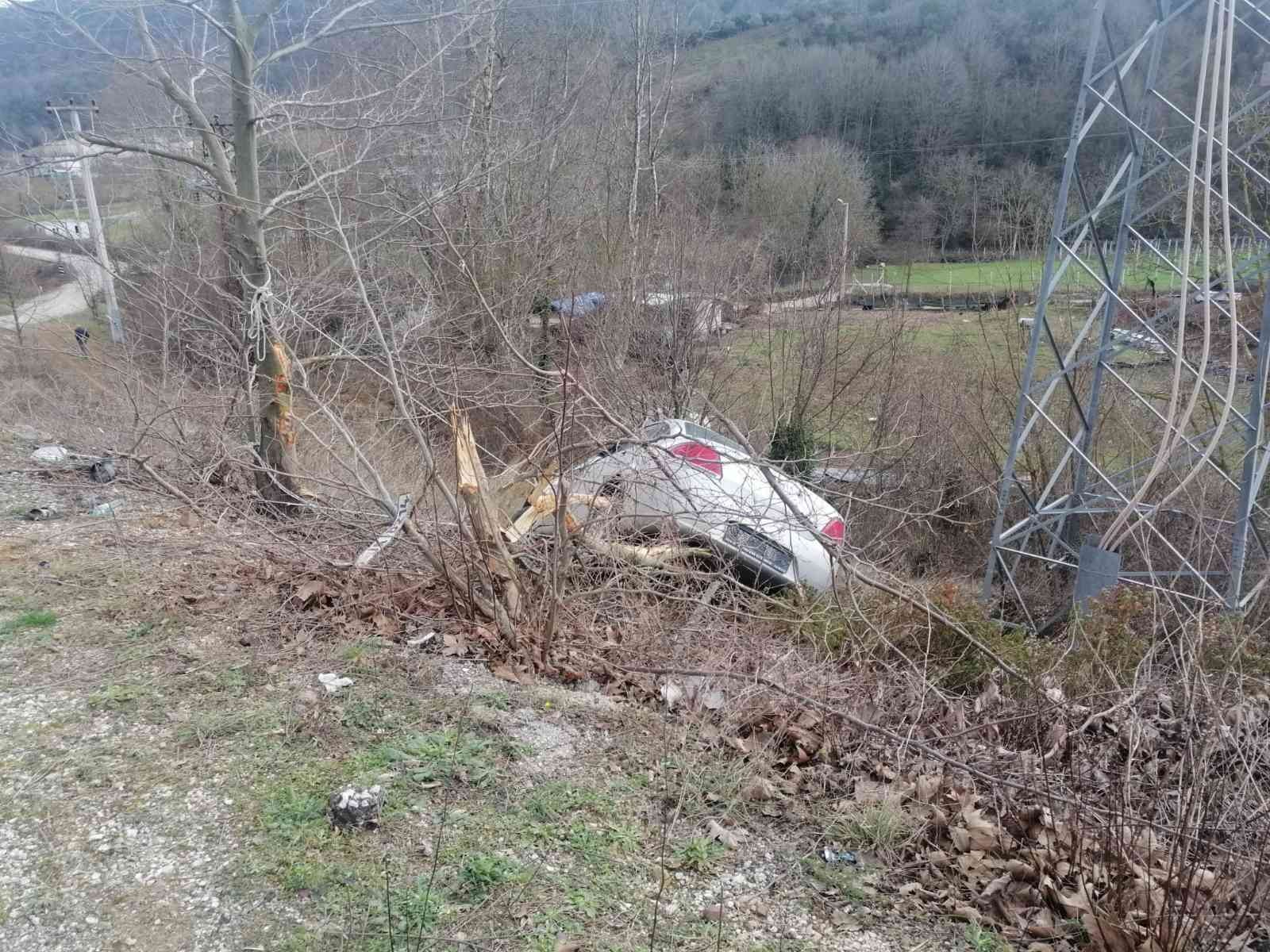 Yalova’da ağaca çarpan otomobilin sürücüsü ağır yaralandı