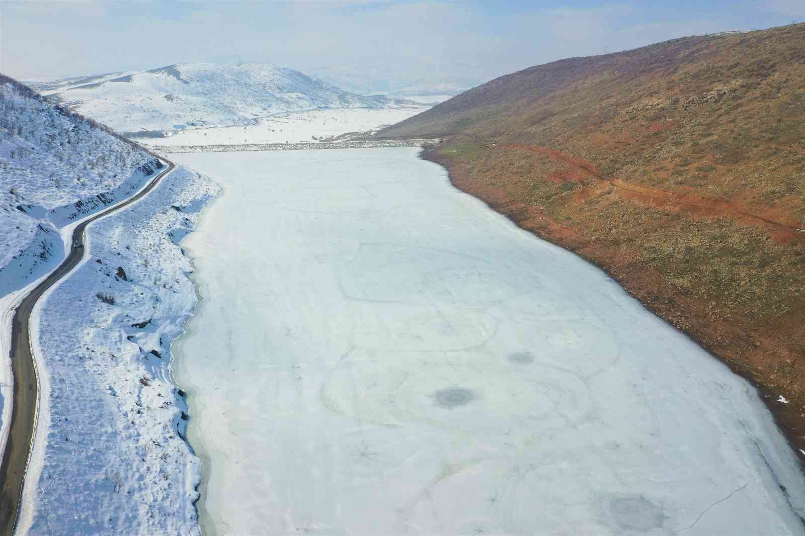 Buz tutan gölet, dron ile görüntülendi