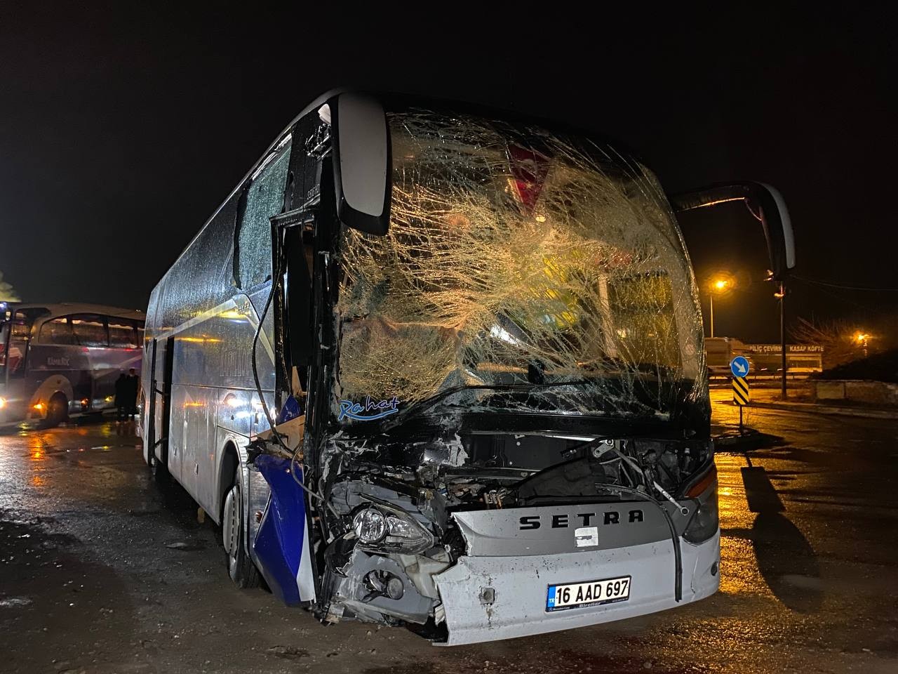 Bursa’da Kamilkoç firmasına ait otobüs tıra arkadan çarptı, muavin sıkışarak yaralanırken 20 yolcu ölümden döndü