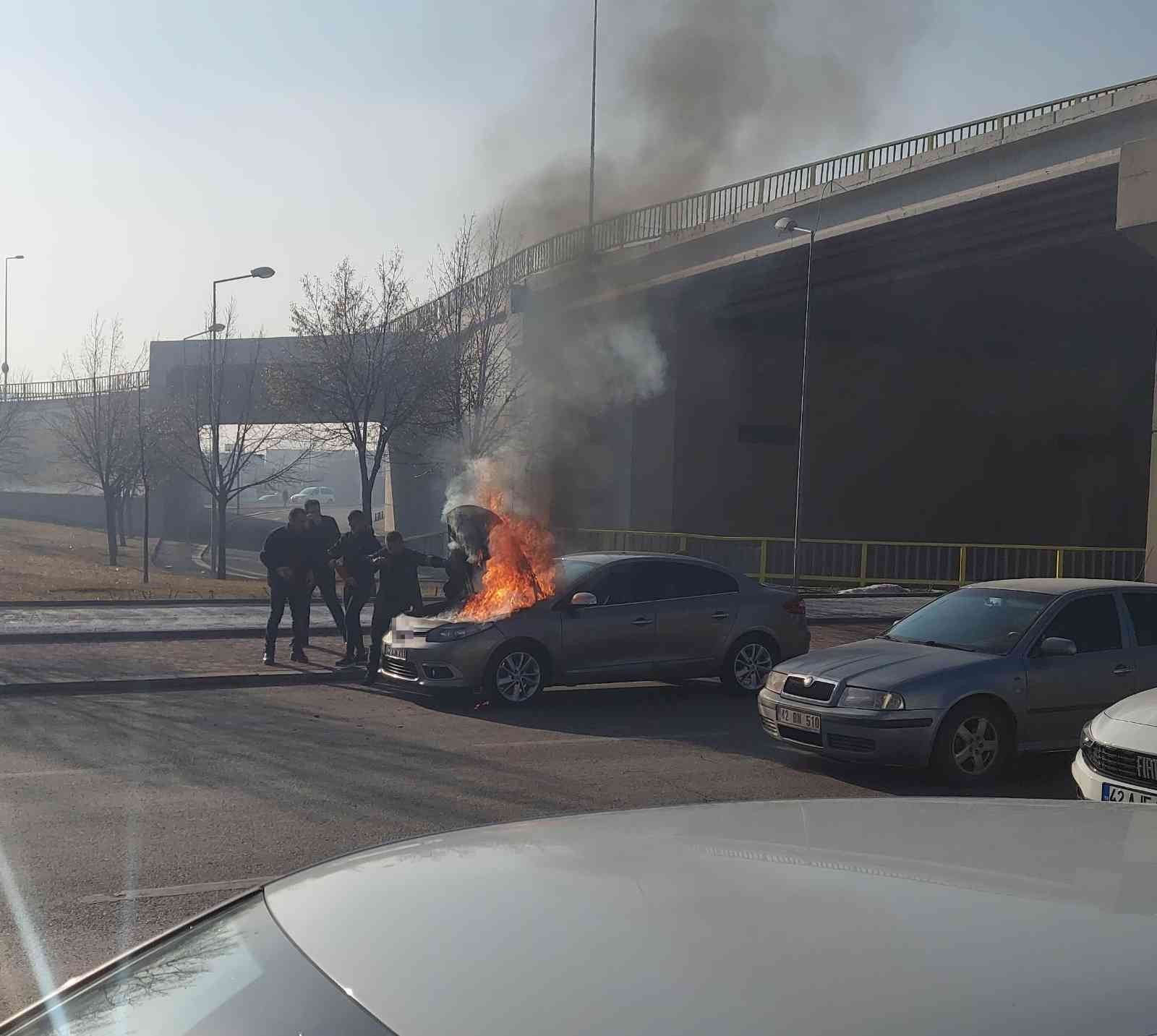 Seyir halindeki otomobilin motor kısmı alev alev yandı