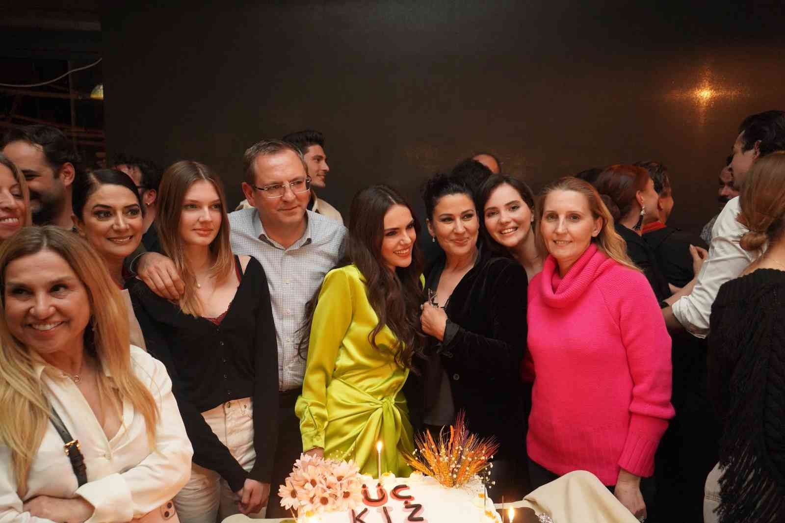 Başkan Mesut Ergin “Üç Kız Kardeş” dizisinin ilk bölümü oyuncuları ile birlikte izledi #balikesir
