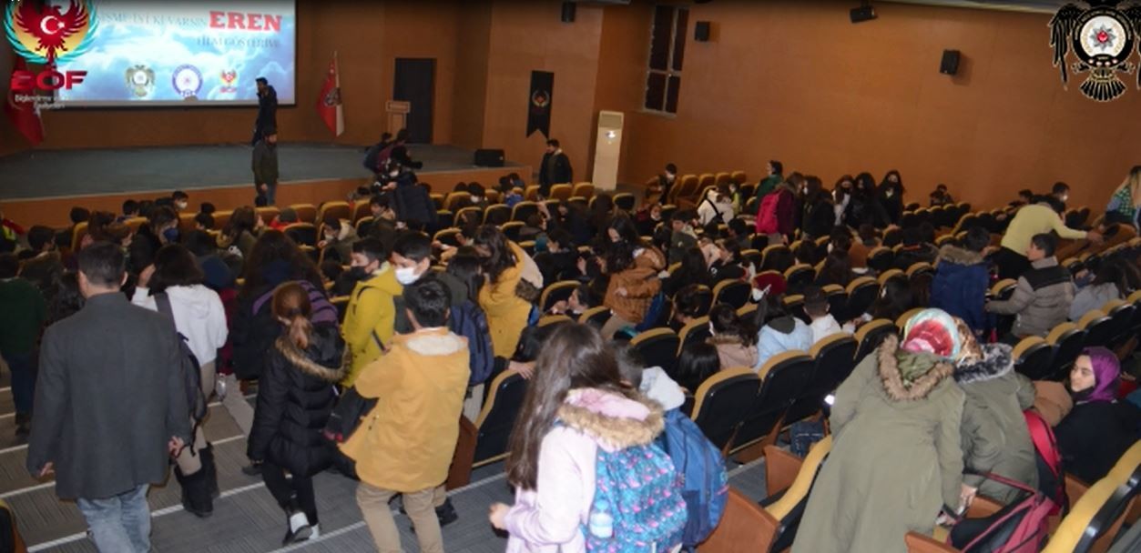 Van’da 2 bin öğrenci Kesişme: İyi ki Varsın Eren filmini izledi #van