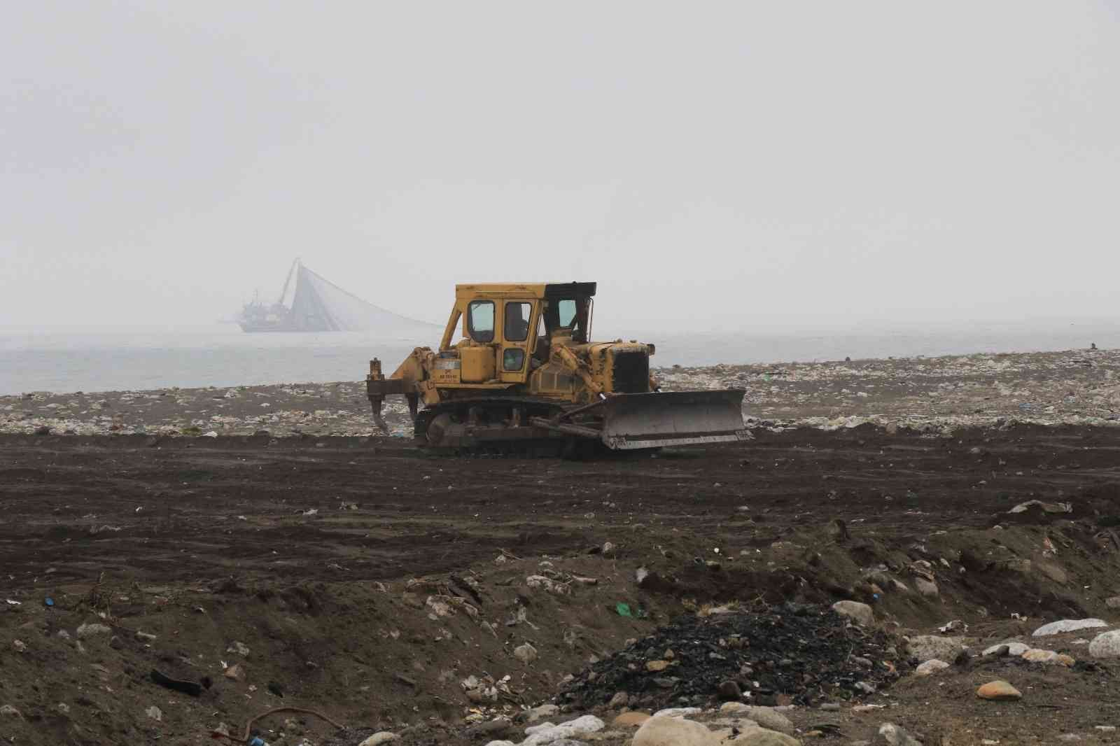 Çevre felaketinin yaşandığı sahilde temizlik çalışması başlatıldı