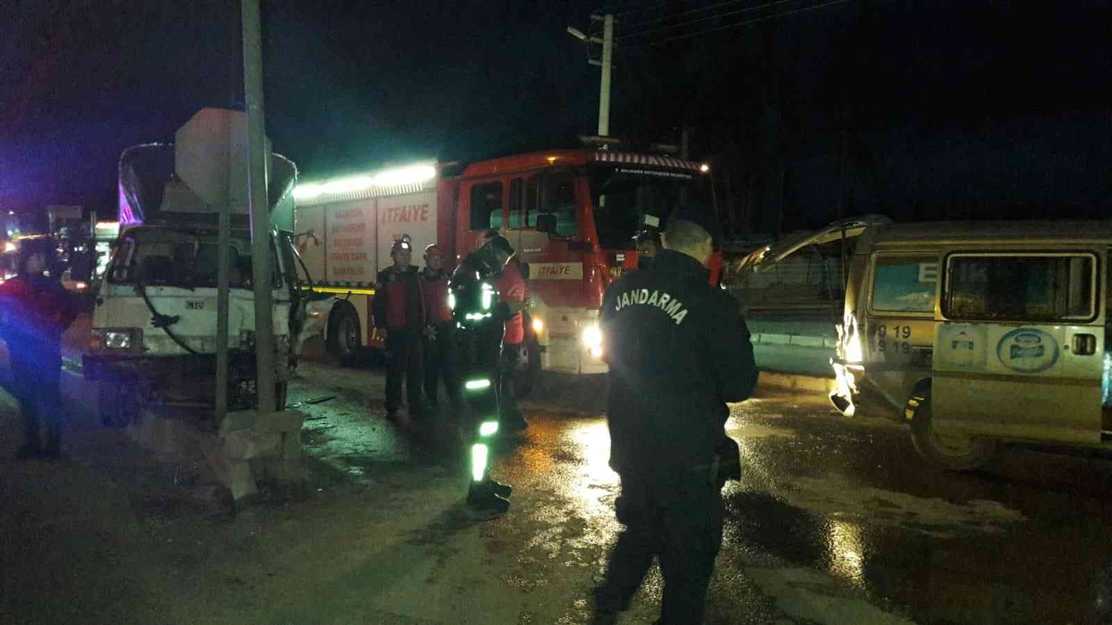Edremit’te iki kamyonet çarpıştı: 1 yaralı #balikesir