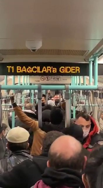 Cevizlibağ’da tramvay içinde tekme tokat kavga #istanbul