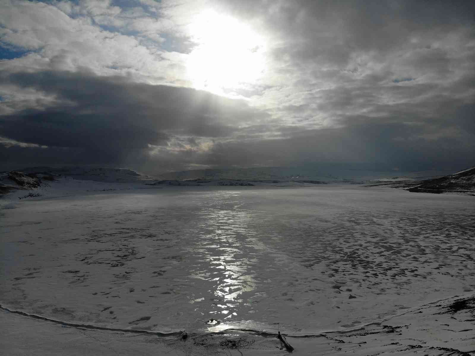 Aygır Gölü’nün buzları çözülüyor #kars