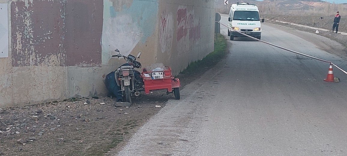 Alt geçit duvarına çarpan motosiklet sürücüsü hayatını kaybetti