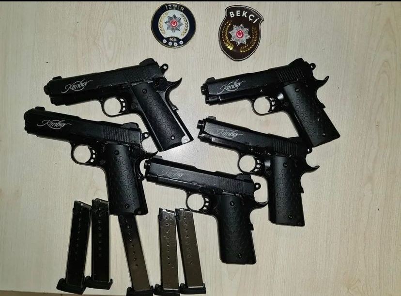 Bekçilerden kaçan şüphelinin üstünden 5 tane tabanca çıktı #izmir