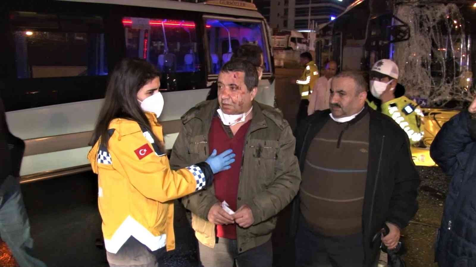 Maltepe’de İETT otobüsü yolcu bekleyen minibüse çarptı: 5 yaralı #istanbul