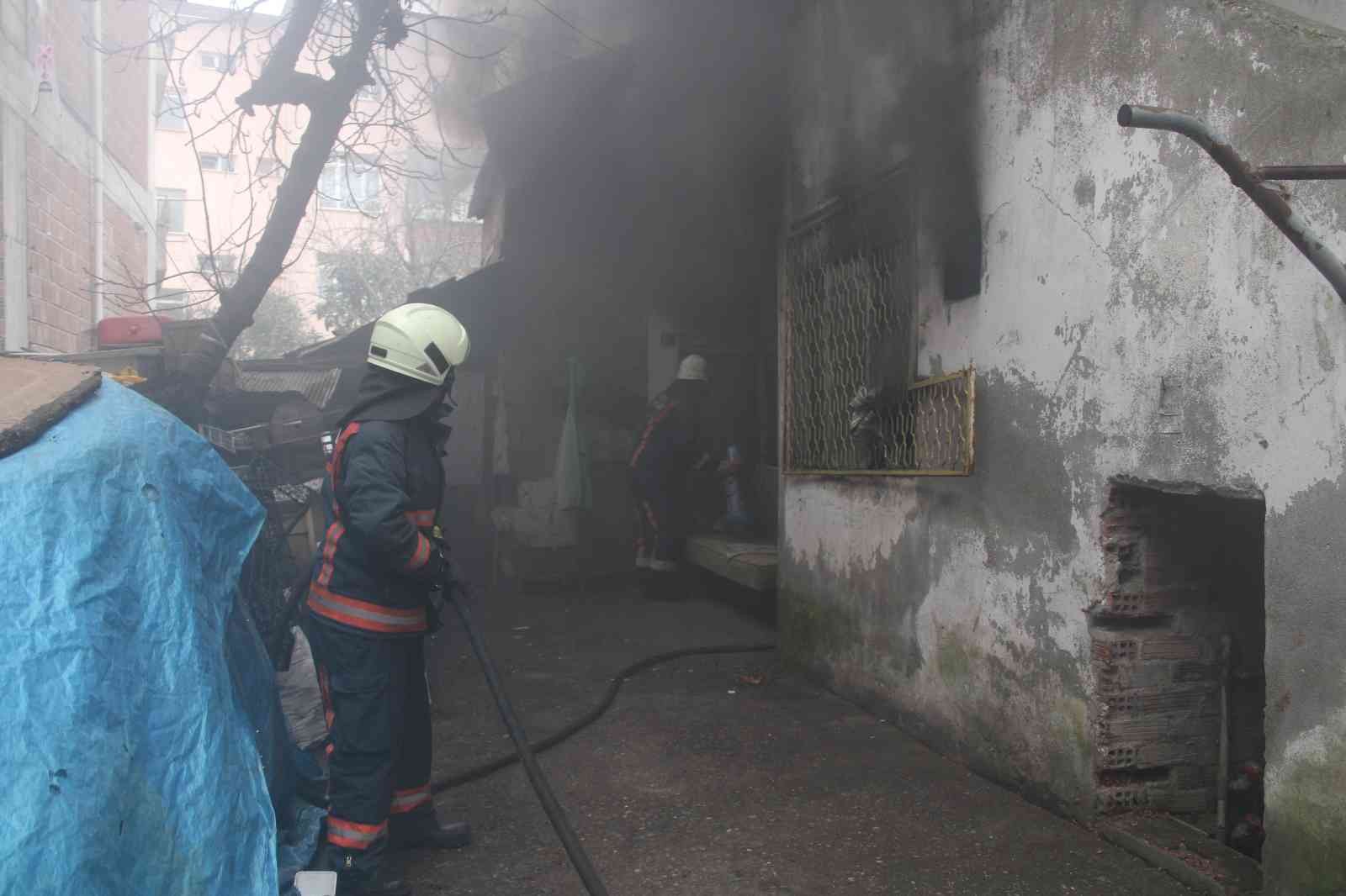 Elektrik kontağından çıkan yangın evi kullanılamaz hale getirdi #ordu