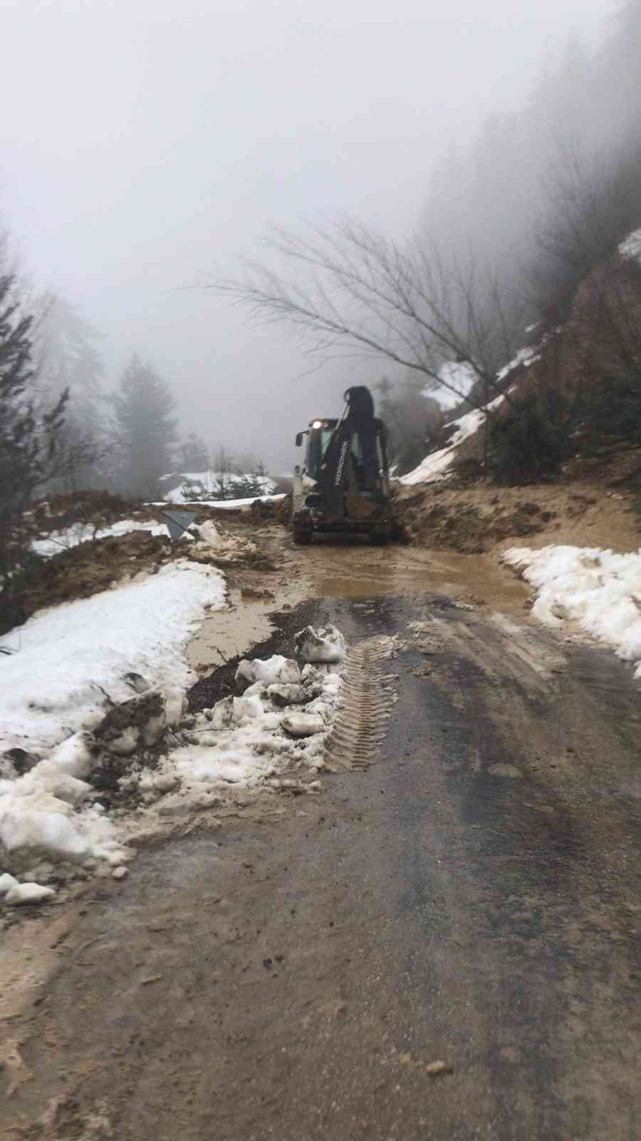 Sinop’ta meydana gelen heyelan 2 köy yolunu kapattı #sinop