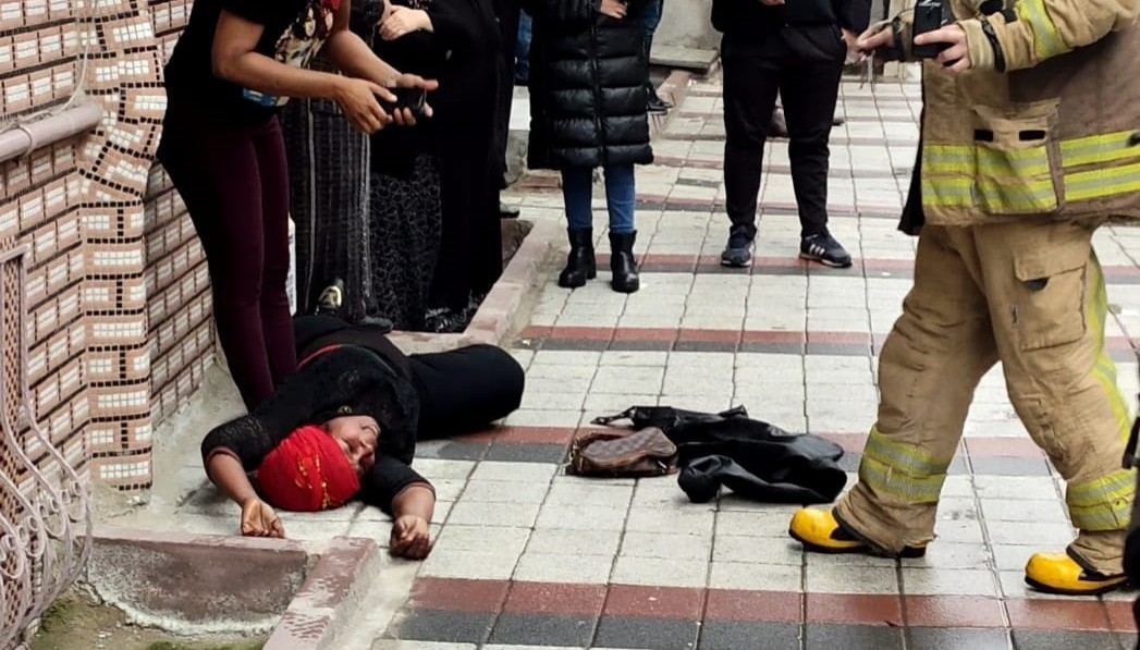 Sultangazi’de evinin yandığını gören yabancı uyruklu kadın sinir krizi geçirdi #istanbul