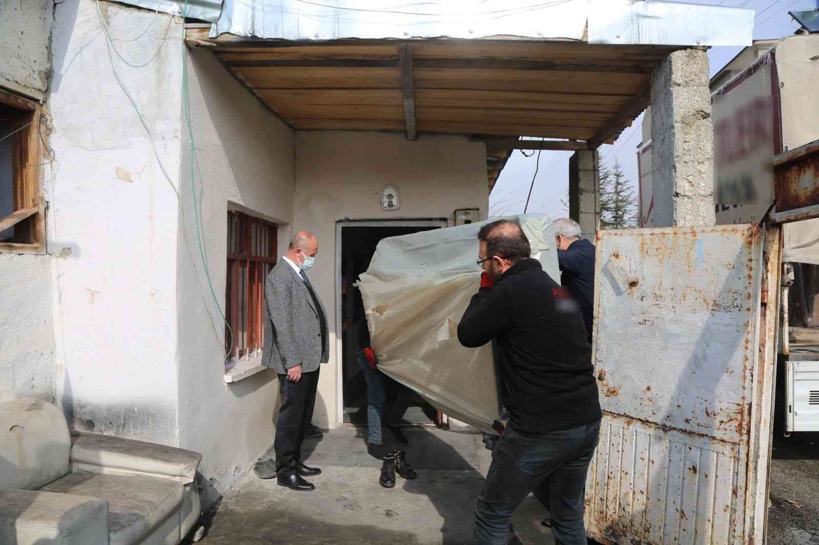 Başkan Akman’dan evi yanan vatandaşlara ‘geçmiş olsun’ ziyareti #van