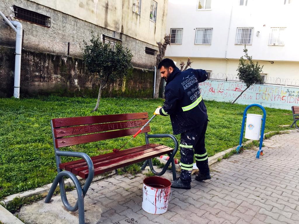 Akdeniz’de sokaklar ve parklar yenileniyor