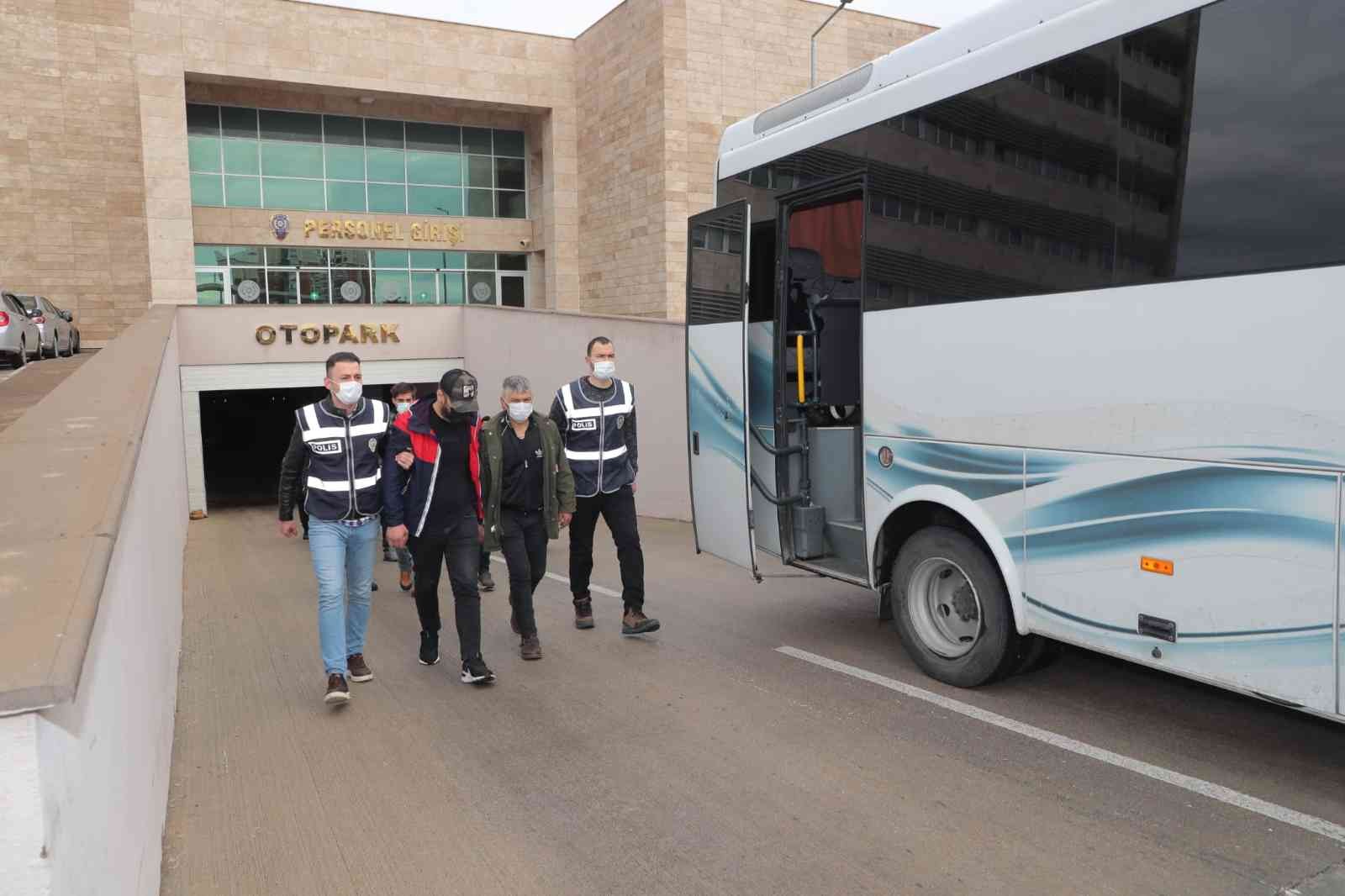 Antalya’da eş zamanlı ‘aranan şahıs’ operasyonu: 55 gözaltı #antalya