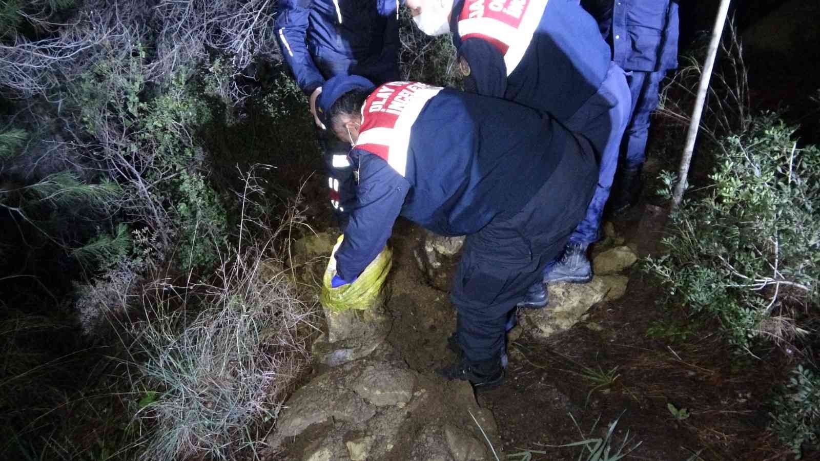 Mezarlık yakınındaki ormanlık alanda ağzı bağlanıp gömülmüş köpek cesedi bulundu #antalya