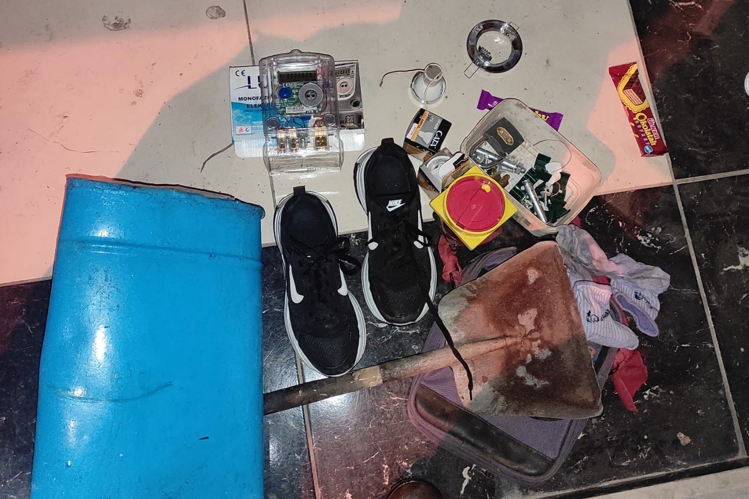 Binadan ayakkabı çaldı, 5 metre uzaklaşamadan gece kartallarına yakalandı #aydin