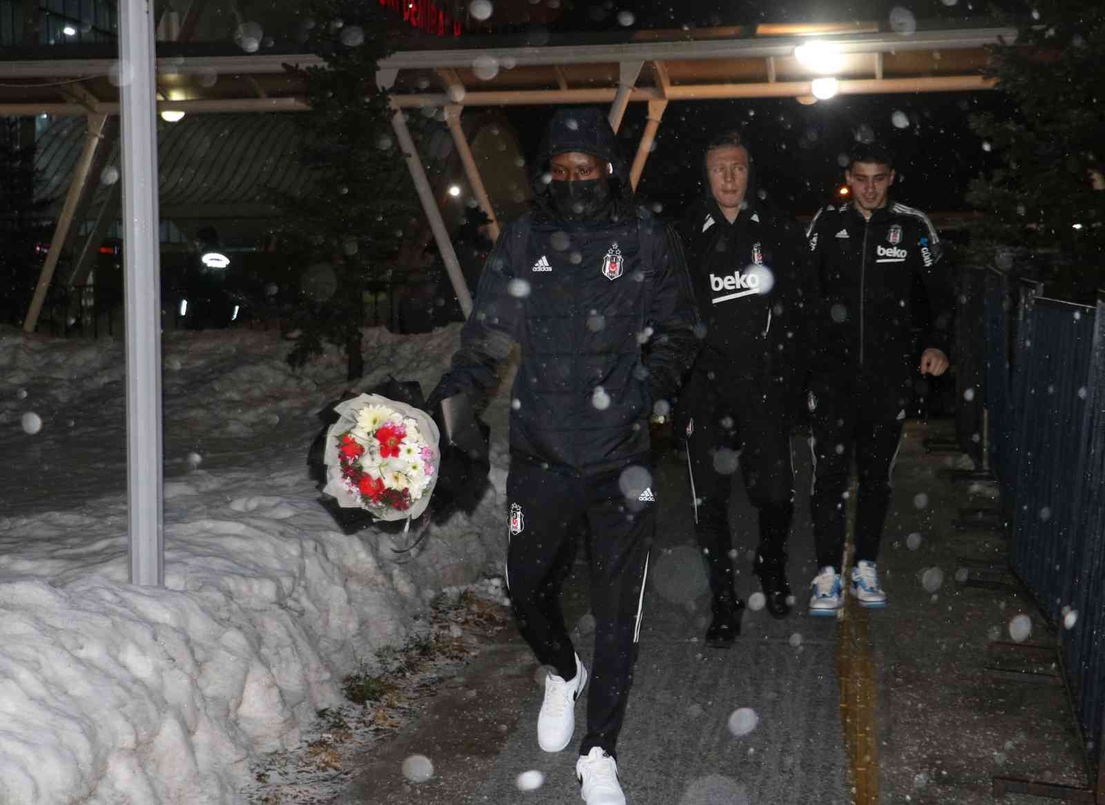 Beşiktaş kafilesi 3 saat rötarın ardından Sivas’a ulaştı! #sivas